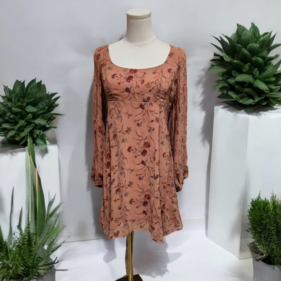 Urban Outfitters ✦ Boho Floral Pleated Dress ✦ Long Sleeve Open Back Peach/Cream - Picture 2 of 13